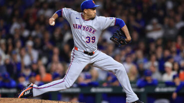 CHICAGO, ILLINOIS - SEPTEMBER 25: Edwin Díaz #39 of the New York Mets pitches during the ninth inning against the Chicago Cubs at Wrigley Field on September 25, 2025 in Chicago, Illinois. (Photo by Geoff Stellfox/Getty Images)