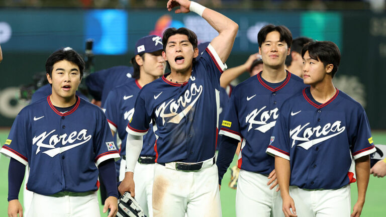 TOKYO, JAPAN - MARCH 09: Jung Hoo Lee #22 and players of Team Republic of Korea celebrate their 7-2 victory and qualifying for the quarterfinal after the 2026 World Baseball Classic Pool C game between South Korea and Australia at Tokyo Dome on March 9, 2026 in Tokyo, Japan. (Photo by Chung Sung-Jun/Getty Images)