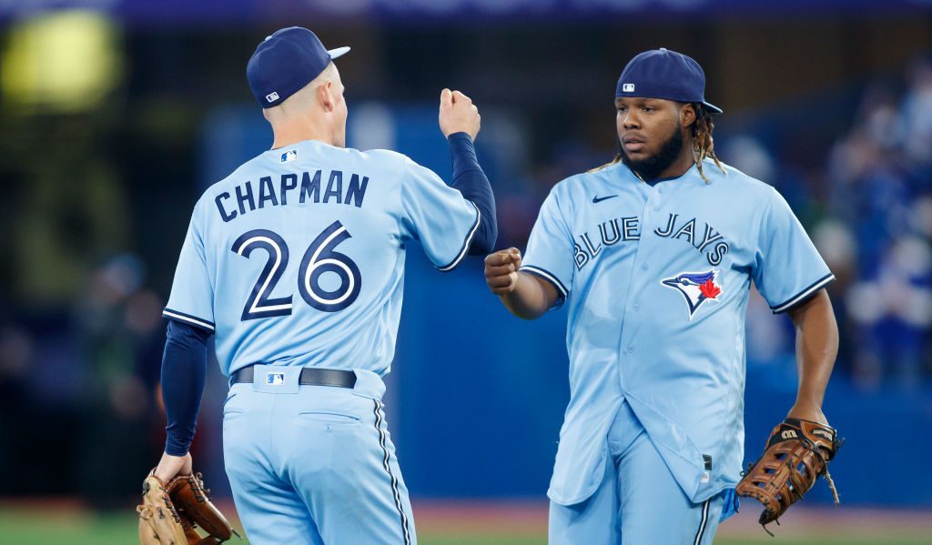 Jays star Vladimir Guerrero Jr. and Josh Donaldson exchange jerseys