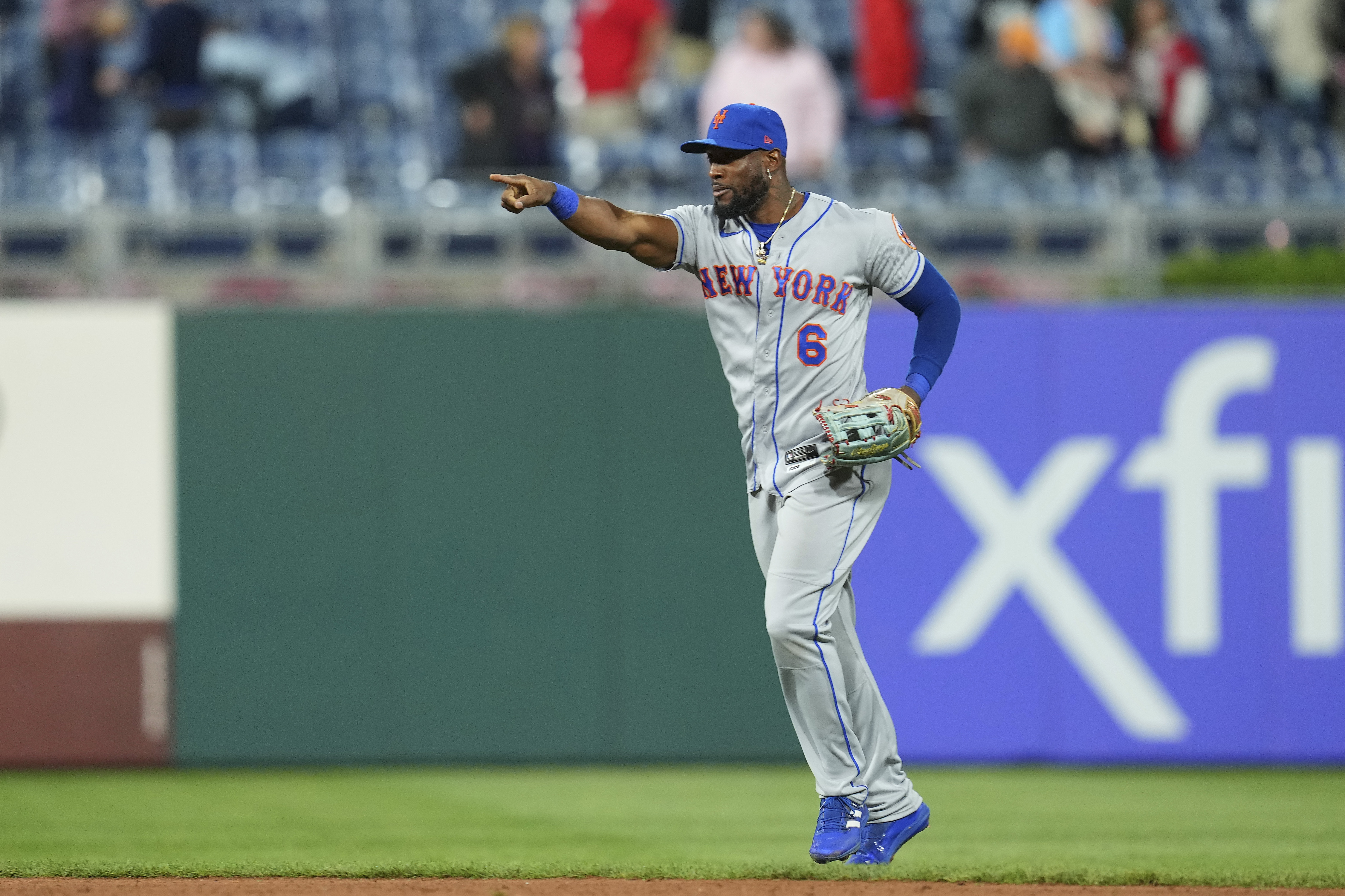 Mets rally past Phils with seven-run eighth inning