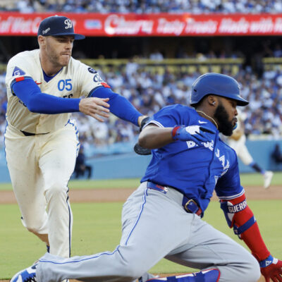 LOS ANGELES, CA - AUGUST 9, 2025: Los Angeles Dodgers first base Freddie Freeman (5) tags out Toronto Blue Jays first base Vladimir Guerrero Jr. (27) in the base path on a wide throw from Los Angeles Dodgers shortstop Mookie Betts in the third inning at Dodger Stadium on August 9, 2025 in Los Angeles, California.(Gina Ferazzi / Los Angeles Times via Getty Images)