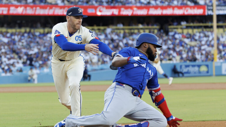 LOS ANGELES, CA - AUGUST 9, 2025: Los Angeles Dodgers first base Freddie Freeman (5) tags out Toronto Blue Jays first base Vladimir Guerrero Jr. (27) in the base path on a wide throw from Los Angeles Dodgers shortstop Mookie Betts in the third inning at Dodger Stadium on August 9, 2025 in Los Angeles, California.(Gina Ferazzi / Los Angeles Times via Getty Images)