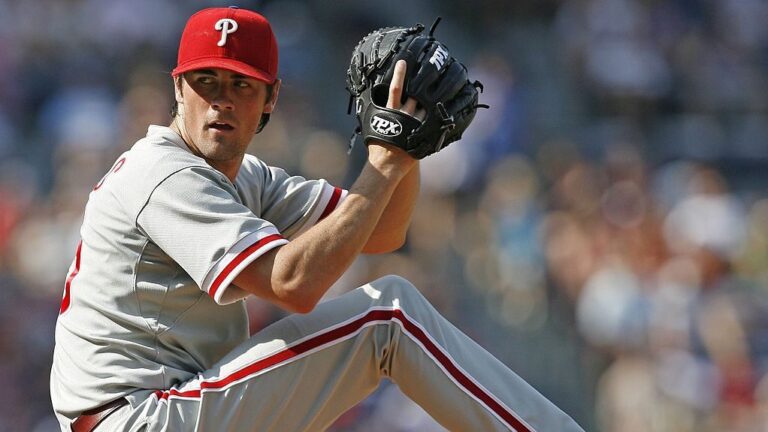 ATLANTA - AUGUST 15: Pitcher Cole Hamels #35 of the Philadelphia Phillies throws a pitch during the game against the Atlanta Braves at Turner Field on August 15, 2009 in Atlanta, Georgia. The Braves beat the Phillies 4-3. (Photo by Mike Zarrilli/Getty Images)