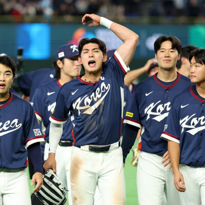 TOKYO, JAPAN - MARCH 09: Jung Hoo Lee #22 and players of Team Republic of Korea celebrate their 7-2 victory and qualifying for the quarterfinal after the 2026 World Baseball Classic Pool C game between South Korea and Australia at Tokyo Dome on March 9, 2026 in Tokyo, Japan. (Photo by Chung Sung-Jun/Getty Images)