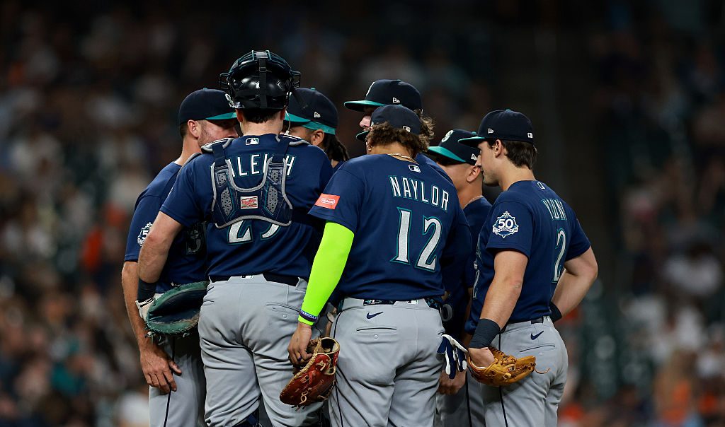 HOUSTON, TEXAS - MAY 13: Pete Woodworth #32 of the Seattle Mariners visits the mound during the fifth inning against the Houston Astros at Daikin Park on May 13, 2026 in Houston, Texas. (Photo by Kenneth Richmond/Getty Images)