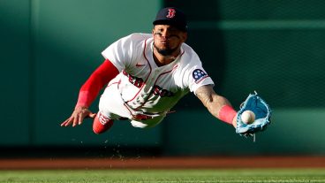 Boston, MA - May 28: Boston Red Sox center fielder Ceddanne Rafaela makes a diving catch in the eighth inning. The Boston Red Sox played the Atlanta Braves at Fenway Park on May 28, 2026. (Photo by Danielle Parhizkaran/The Boston Globe via Getty Images)
