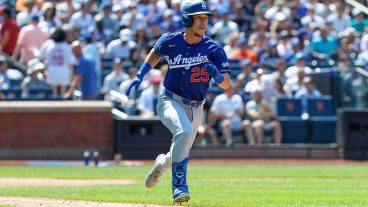 NEW YORK, NEW YORK - JULY 26: Tommy Edman #25 of the Los Angeles Dodgers runs to first base on a single in the fourth inning during a game against the New York Mets at Citi Field on July 26, 2026 in New York City. (Photo by Brandon Sloter/Getty Images)